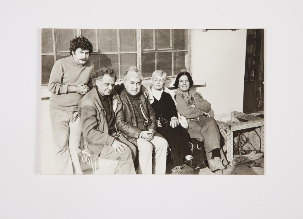 Halet Cambel ve Nail Cakirhan Aziz Nesin Vakfinda arkadaşlarıyla birlikte 1983